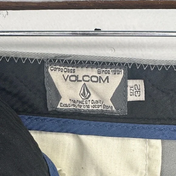 Volcom Men's Grey Flat Front Shorts - Picture 8 of 9